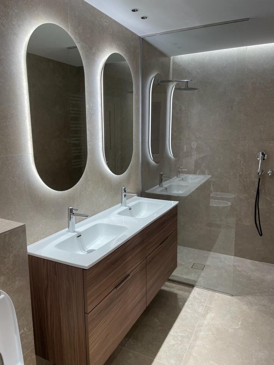 Baño con doble lavabo