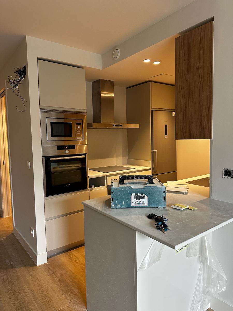 Cocina con península y horno en columna