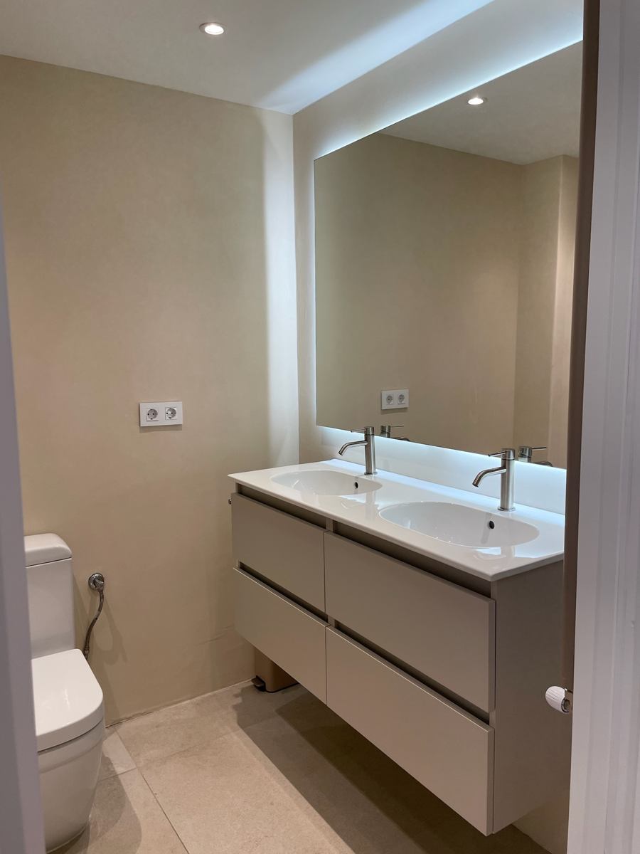 Baño con doble lavabo y espejo retroiluminado