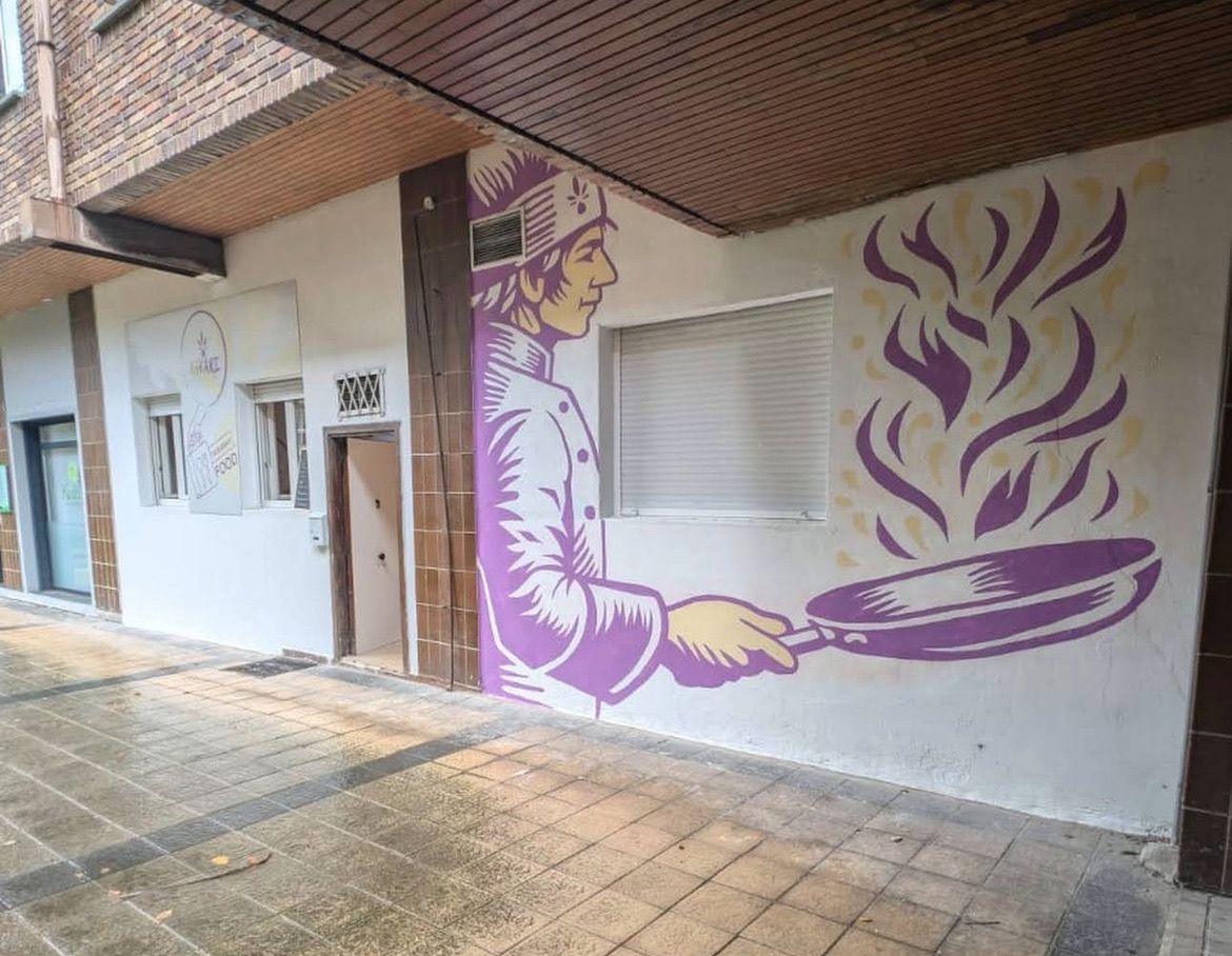 Fachada del local antes, con un mural morado