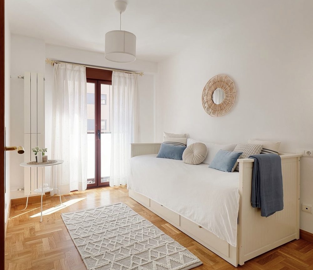 Habitación pequeña después del home staging