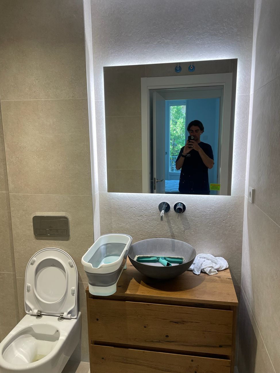 Baño recién reformado durante la limpieza