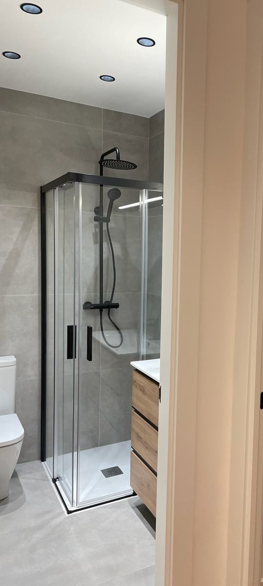 Baño listo tras la limpieza de fin de obra