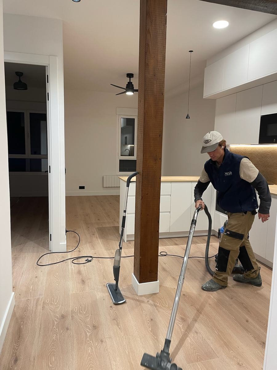 Limpieza de fin de obra en un salón