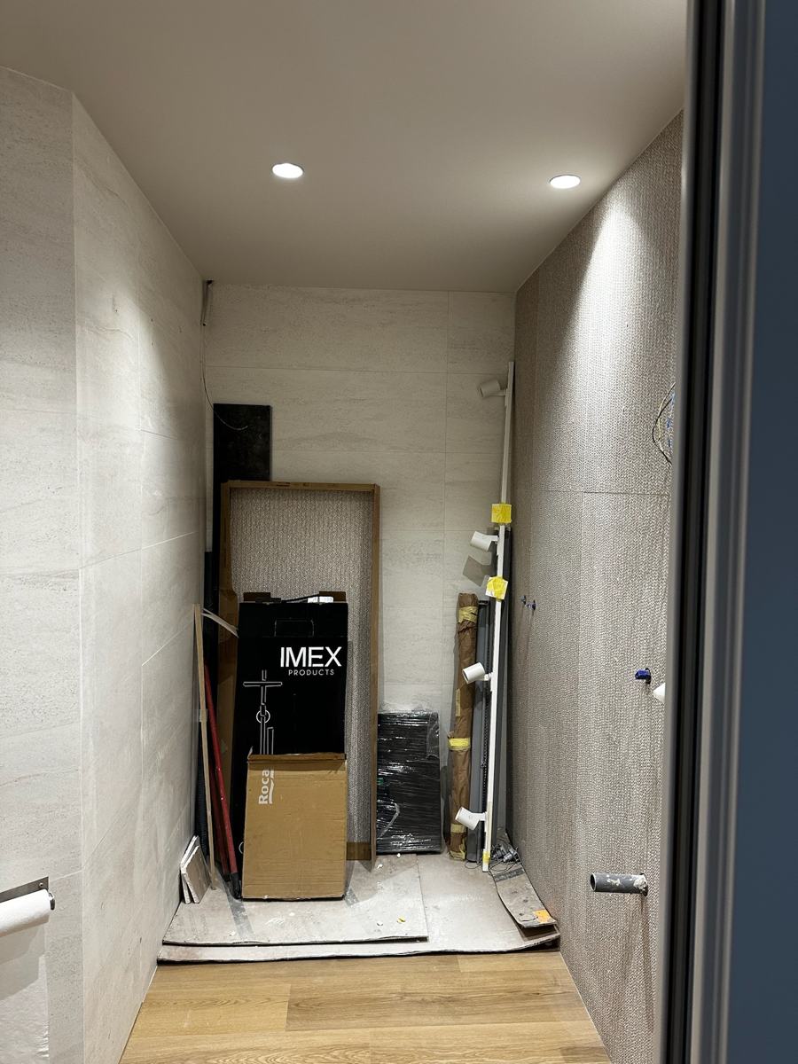 Baño alicatado, pendiente de montar