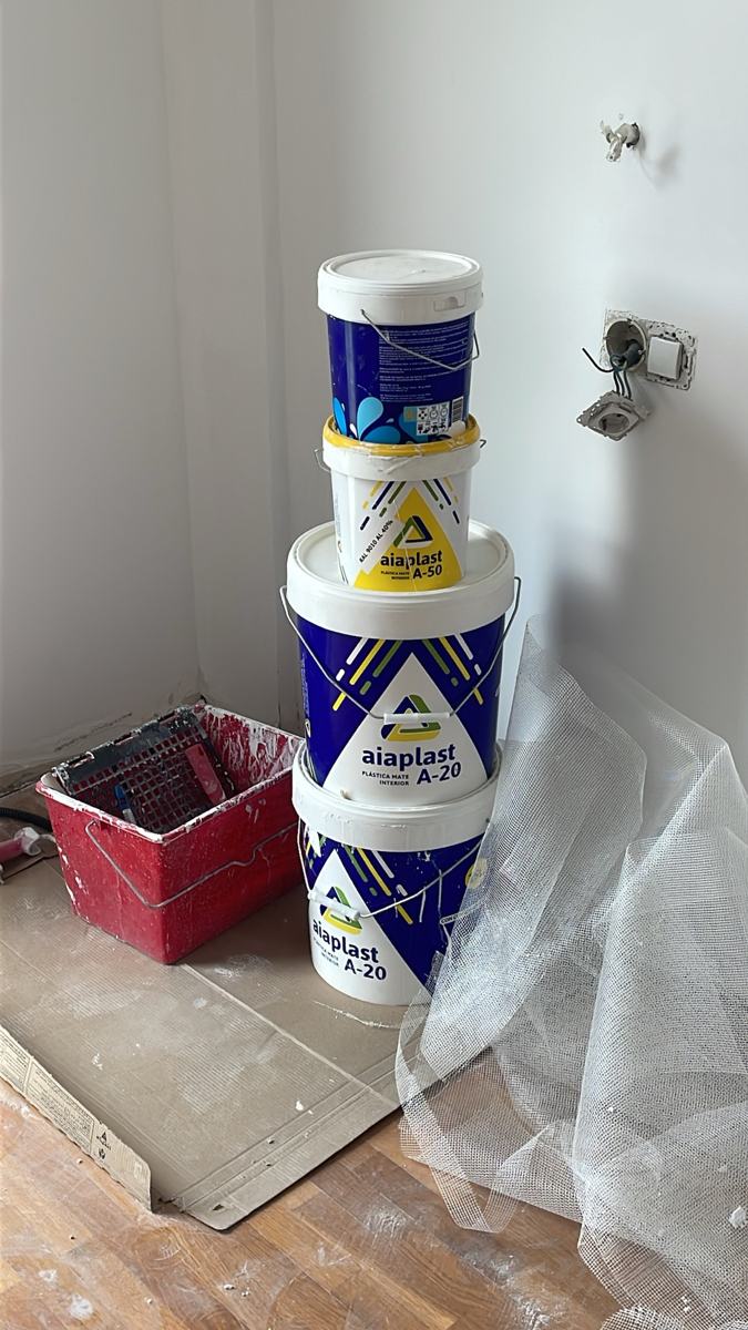Botes de pintura en obra