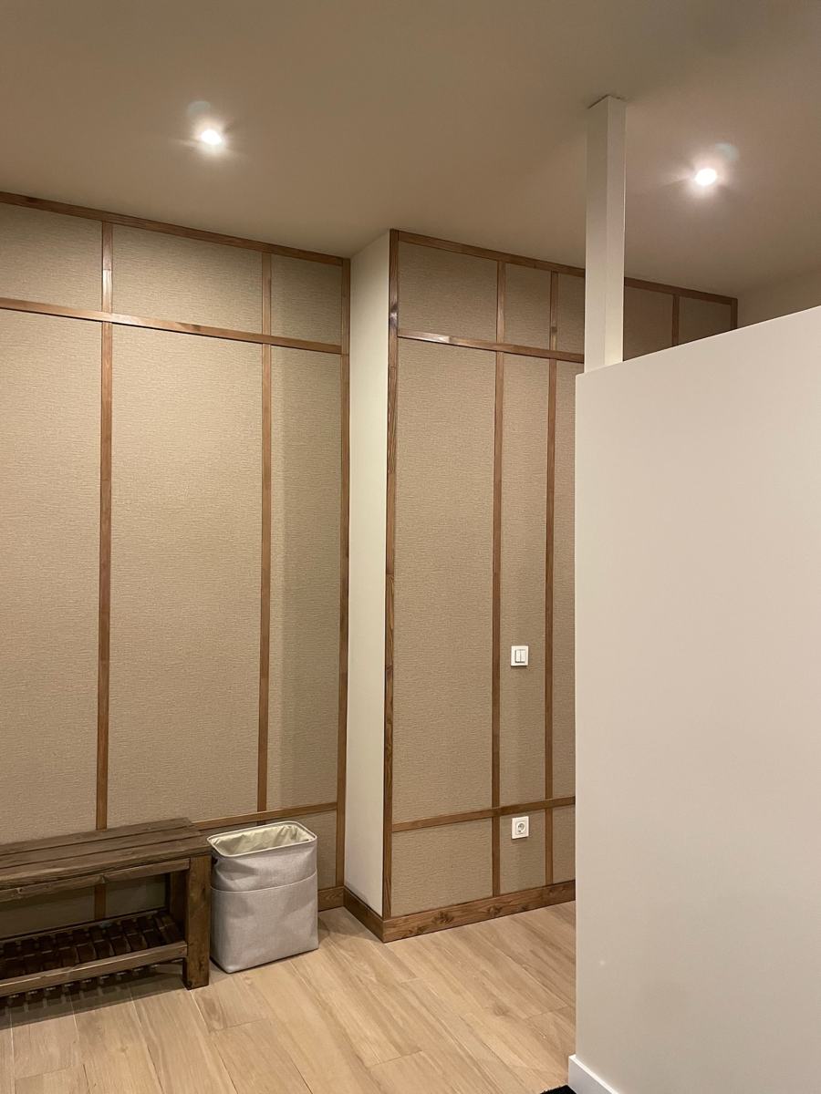 Pared con paneles de tela y listones de madera