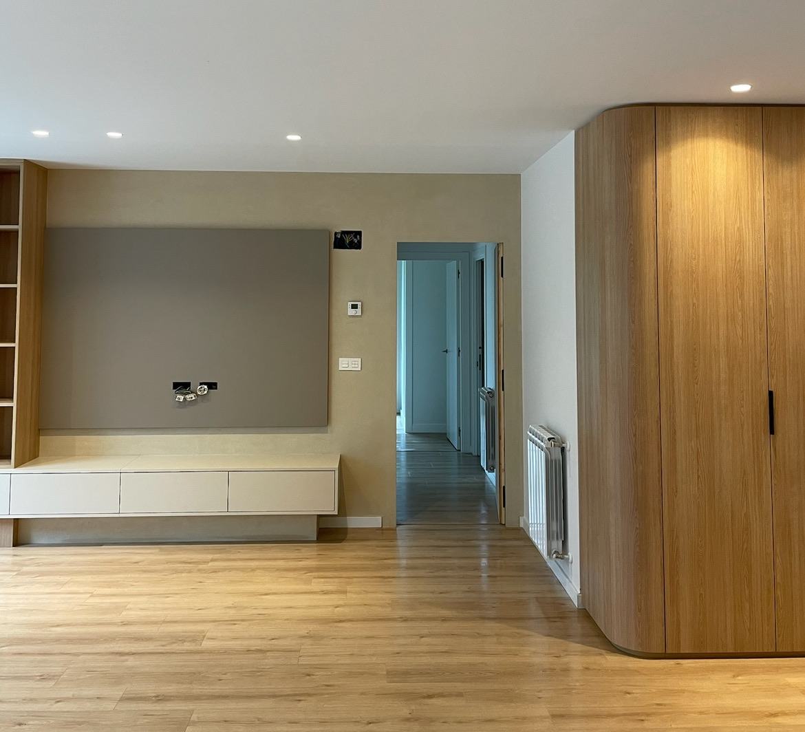 Salón con armario de madera