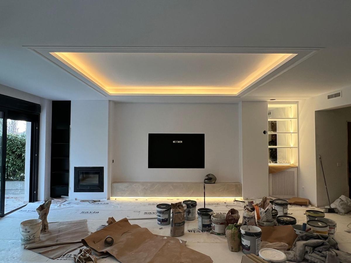 Salón terminado con techo iluminado